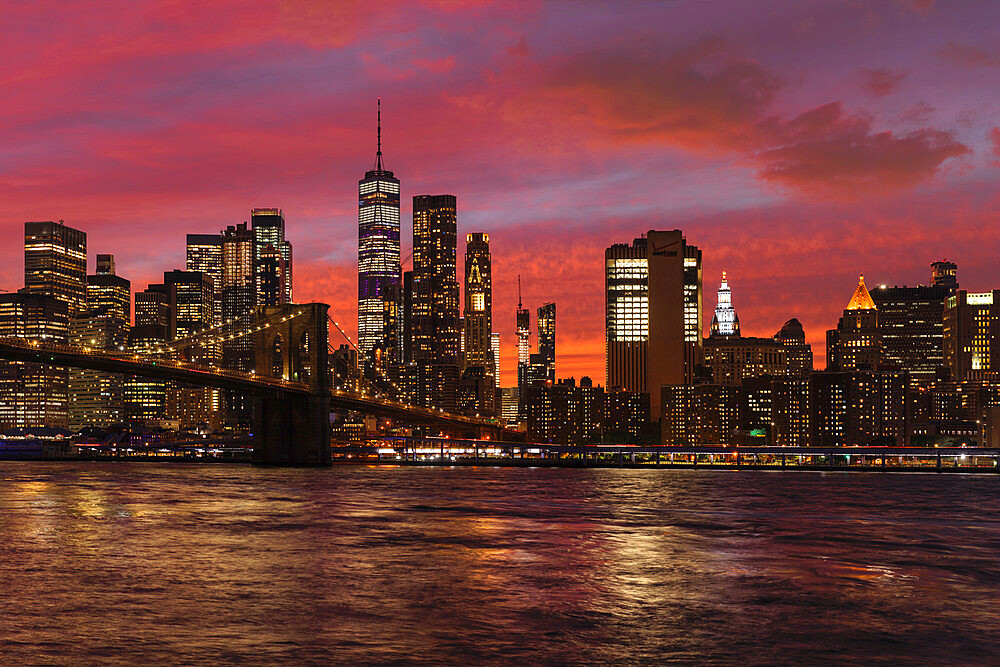 Skyline of Downtown Manhattan with One World Trade Center and Brooklyn Bridge, New York City, New York, United States of America, North America