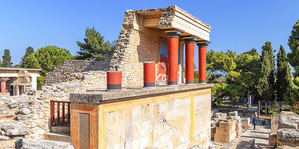 Palace of Minos, restored north entrance, ancient city of Knossos, Iraklion, Crete, Greek Islands, Greece, Europe