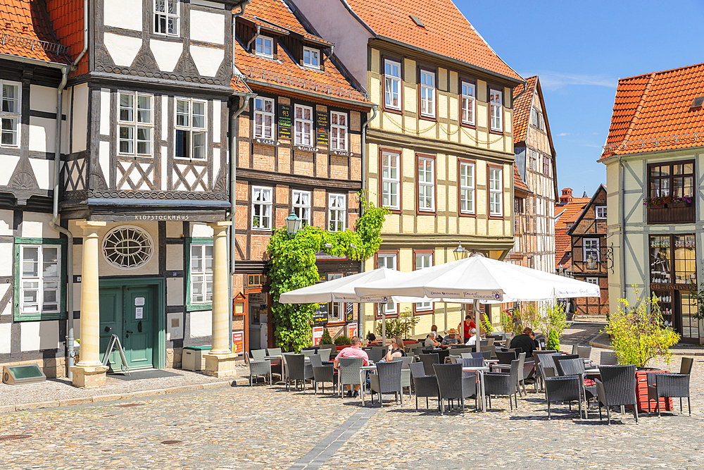 Cafe on Schlossberg with Klopstockhaus, Quedlinburg, Bodetal Valley, Harz, Saxony-Anhalt, Germany, Europe