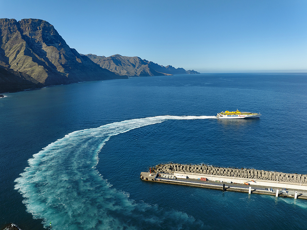 Ferry leaving the harbour of Puerto de las Nieves, Gran Canaria, Canary Islands, Spain, Atlantic, Europe