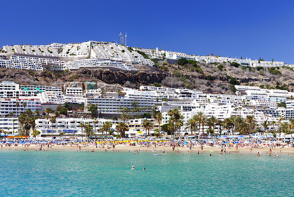 People at the beach and apartments, Puerto Rico, Gran Canaria, Spain, Atlantic, Europe