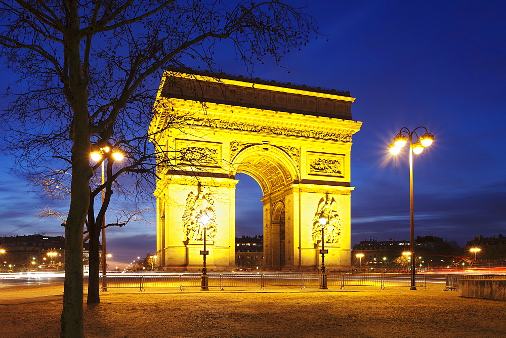 Arc de Triomphe at dusk, Paris, Ile de France, France, Europe 