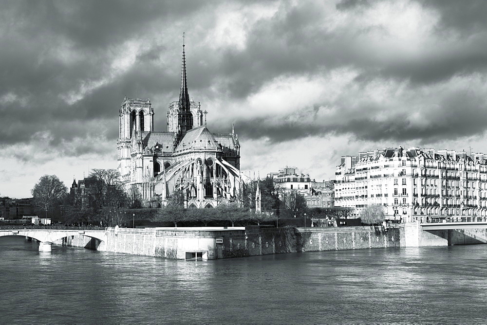 Notre Dame cathedral on the River Seine, Paris, Ile de France, France, Europe 