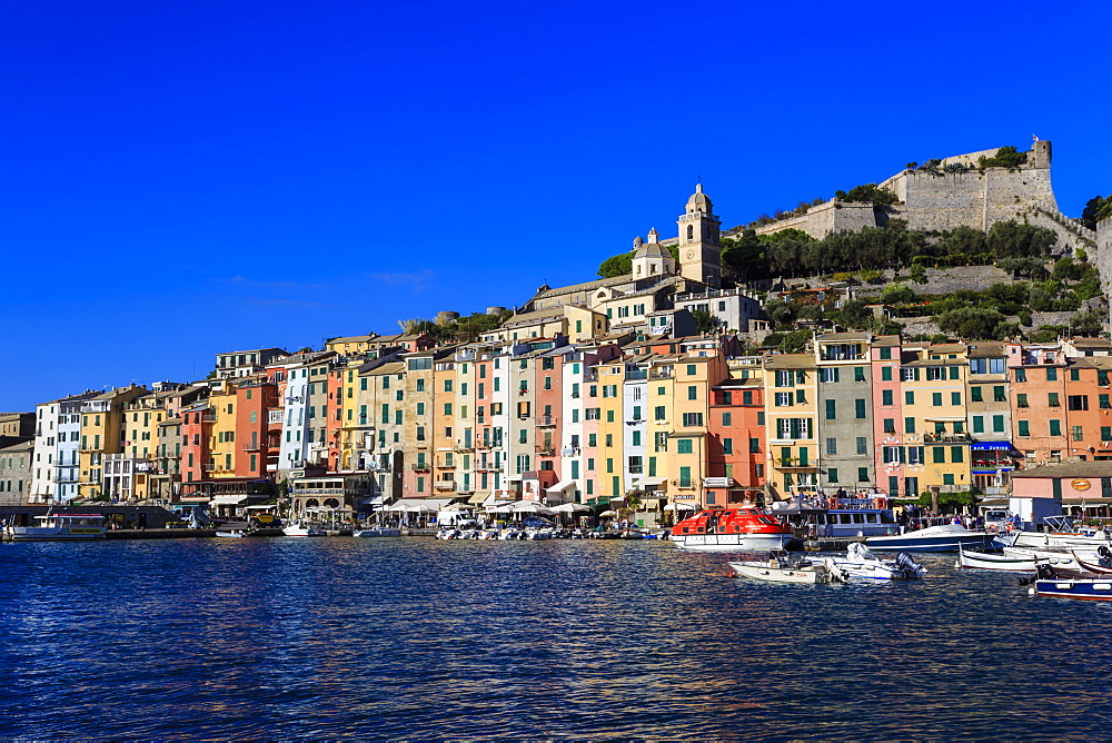 Portovenere (Porto Venere), UNESCO World Heritage Site, colourful harbourfront houses, boats and castle, Ligurian Riviera, Liguria, Italy, Europe