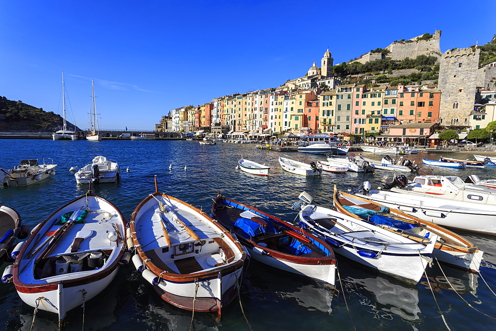 Portovenere (Porto Venere), UNESCO World Heritage Site, colourful harbourfront houses, boats and castle, Ligurian Riviera, Liguria, Italy, Europe