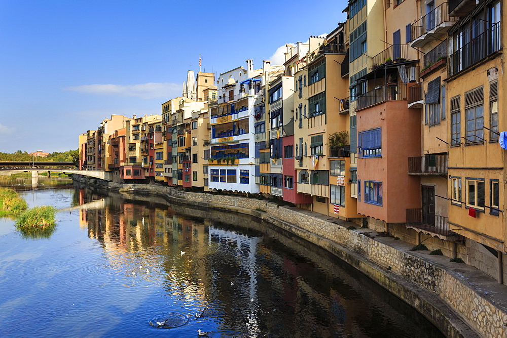 Distinctive historic colourful arcaded houses and Onyar River, Girona, Girona Province, Catalonia, Spain, Europe