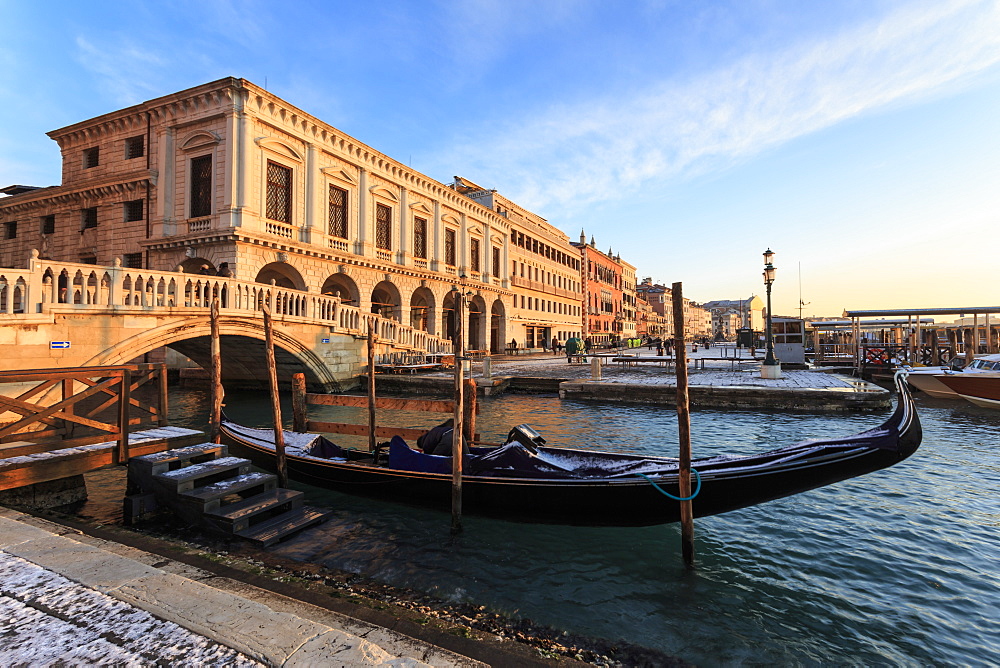 Gondola, Ponte Della Paglia and Riva Degli Schiavoni at sunrise after snow, Venice, UNESCO World Heritage Site, Veneto, Italy, Europe