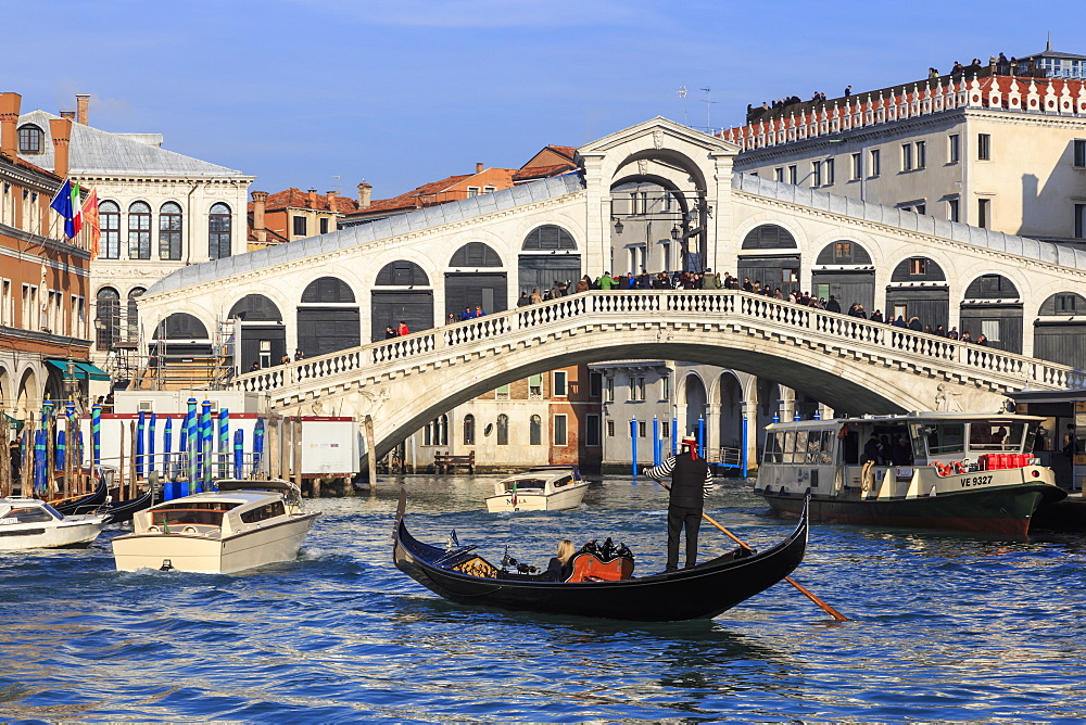 Gondola on Grand Canal and Rialto Bridge in winter, Venice, UNESCO World Heritage Site, Veneto, Italy, Europe