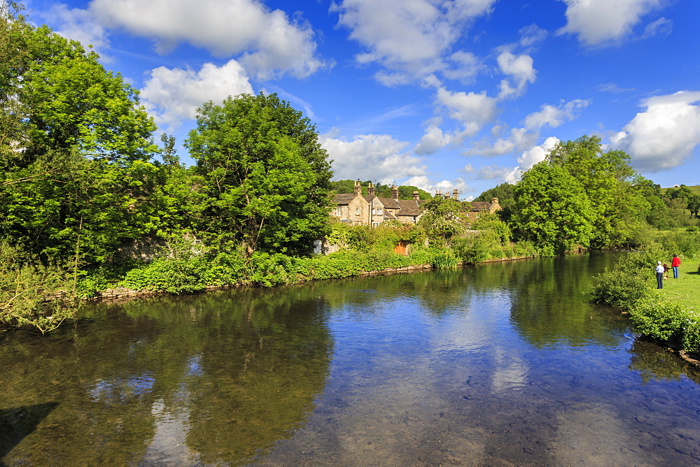 River Wye in spring, Bakewell, Historic Market Town, home of Bakewell Pudding, Peak District National Park, Derbyshire, England, United Kingdom, Europe