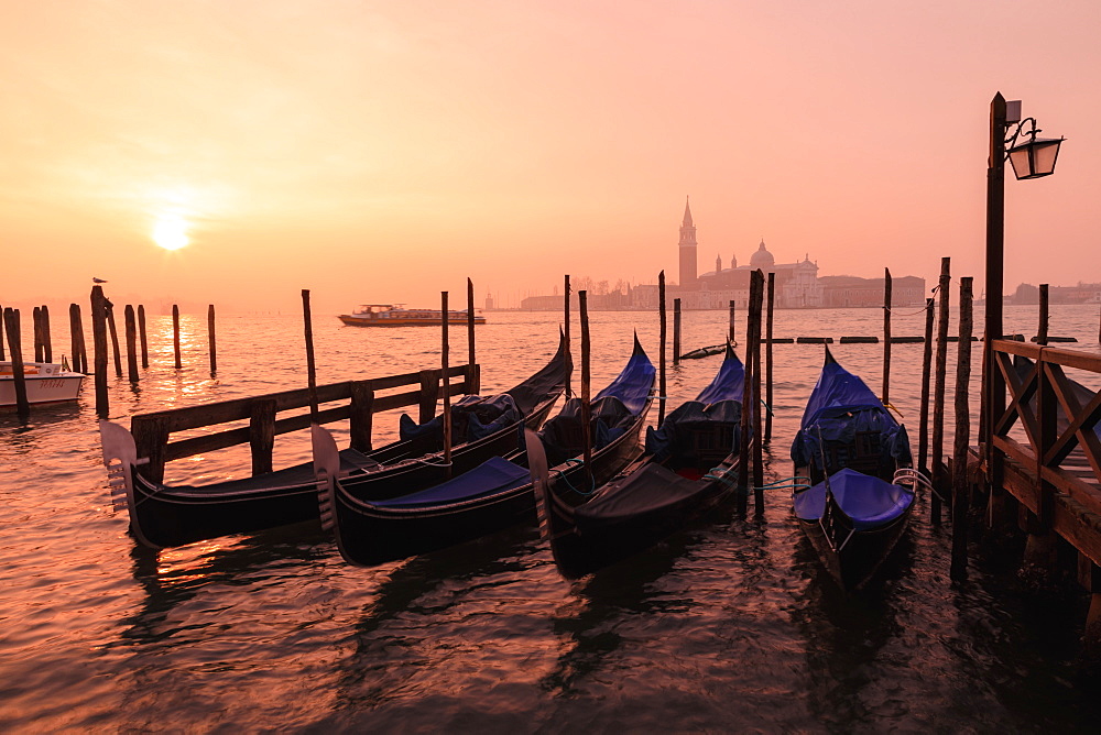 Venetian sunrise, winter fog, gondolas, San Giorgio Maggiore and Lido, Venice, UNESCO World Heritage Site, Veneto, Italy, Europe