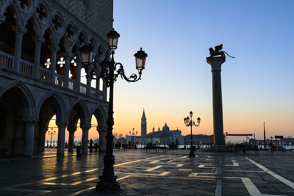 Blue hour, before sunrise in winter, Doge's Palace, Piazzetta San Marco, Venice, UNESCO World Heritage Site, Veneto, Italy, Europe