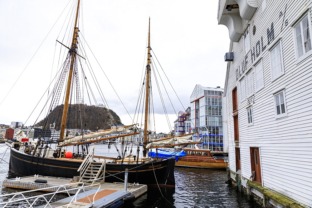 Beautiful Alesund, Aksla hill, waterfront, boats, historic warehous in winter, Alesund, More og Romsdal, Norway, Scandinavia, Europe