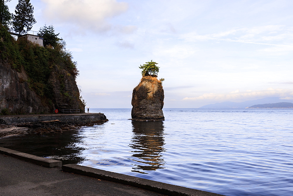 Siwash Rock and Stanley Park Seawall, Vancouver City, British Columbia, Canada, North America