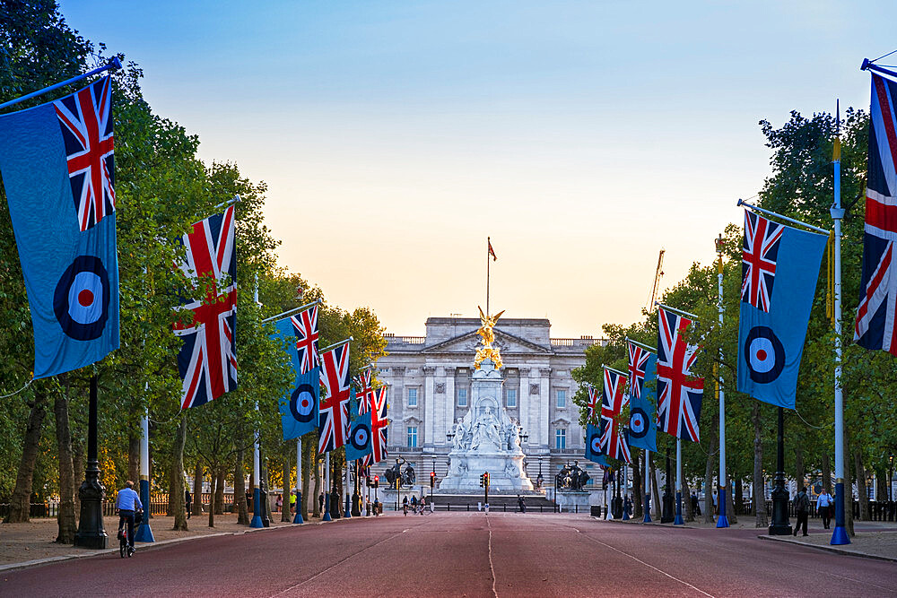 View of Buckingham Palace along the Mall with flags of the Union and Royal Air Force, Westminster, London, England, United Kingdom, Europe