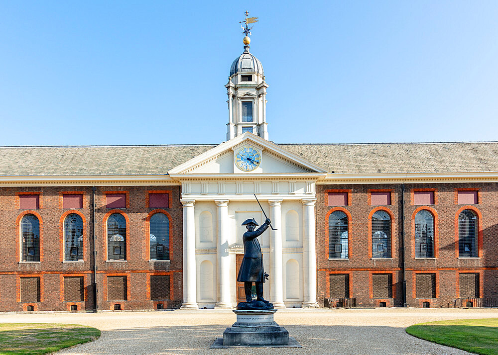 The facade of the Royal Hospital by Christopher Wren showing a statue of a Chelsea Pensioner, Kensington and Chelsea, London, England, United Kingdom, Europe