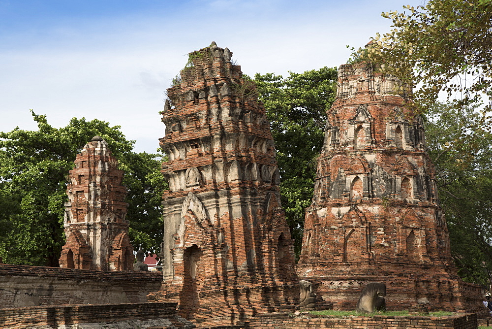 Khmer style prangs (stupas) (chedis) at Wat Mahathat, Ayutthaya, UNESCO World Heritage Site, Thailand, Southeast Asia, Asia