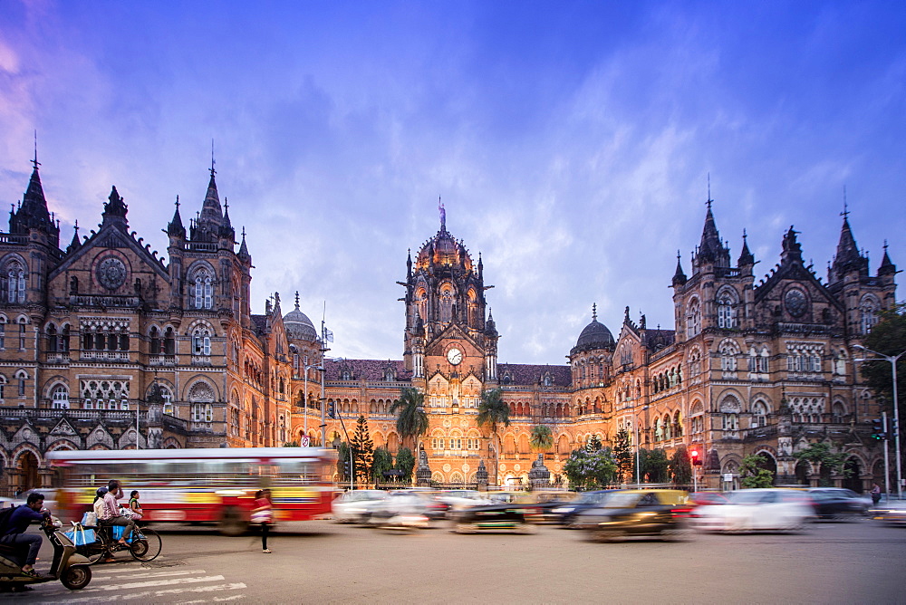 Chhatrapati Shivaji Terminus (Victoria Terminus), UNESCO World Heritage Site, historic railway station built by the British. Mumbai (Bombay), Maharashtra, India, Asia