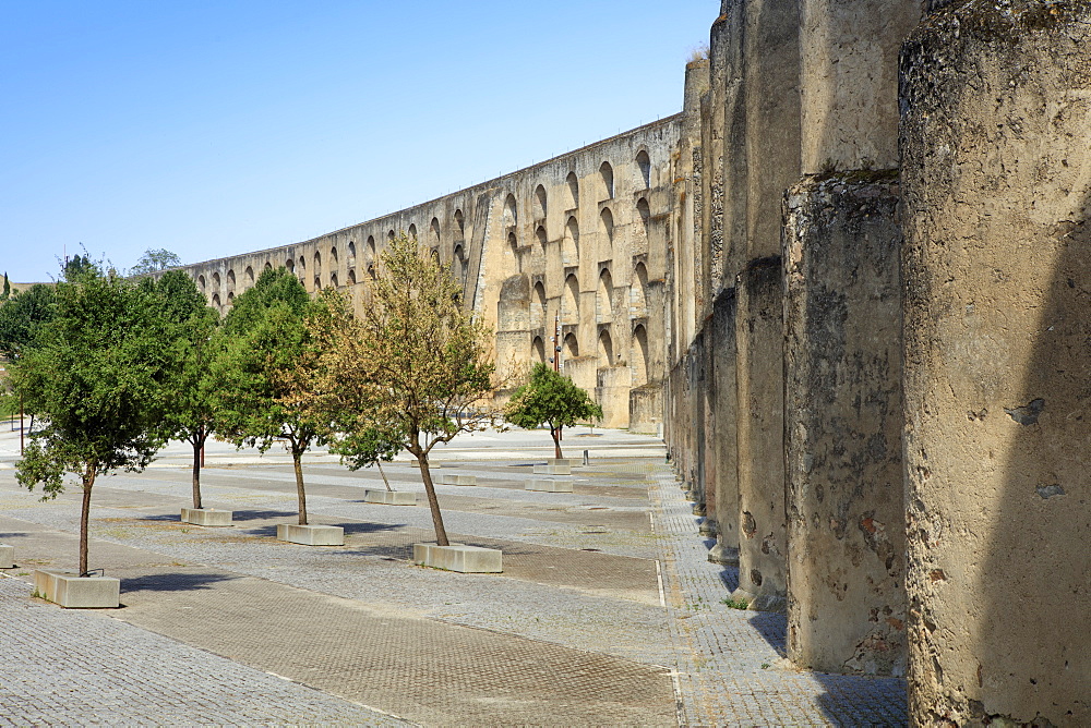 View of the aqueduct in the city of Elvas, UNESCO World Heritage Site, Alentejo, Portugal, Europe