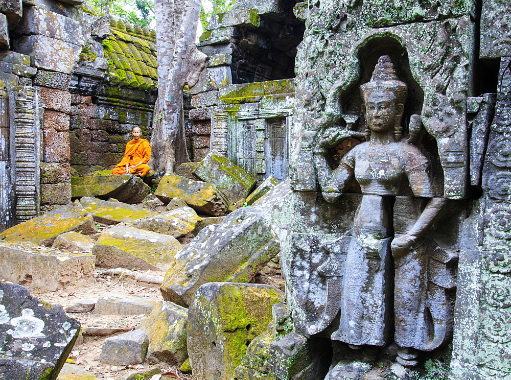 Buddhist monk sitting in a ruined temple in Angkor, UNESCO World Heritage Site, Siem Reap, Cambodia, Indochina, Southeast Asia, Asia