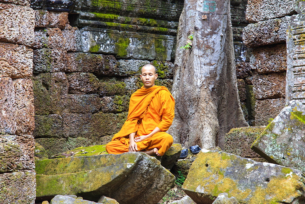 Buddhist monk sitting in a ruined temple in Angkor, UNESCO World Heritage Site, Siem Reap, Cambodia, Indochina, Southeast Asia, Asia