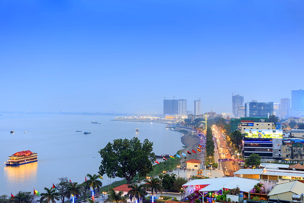 Elevated view of Phnom Penh and the Mekong River at dusk, Phnom Penh, Cambodia, Indochina, Southeast Asia, Asia