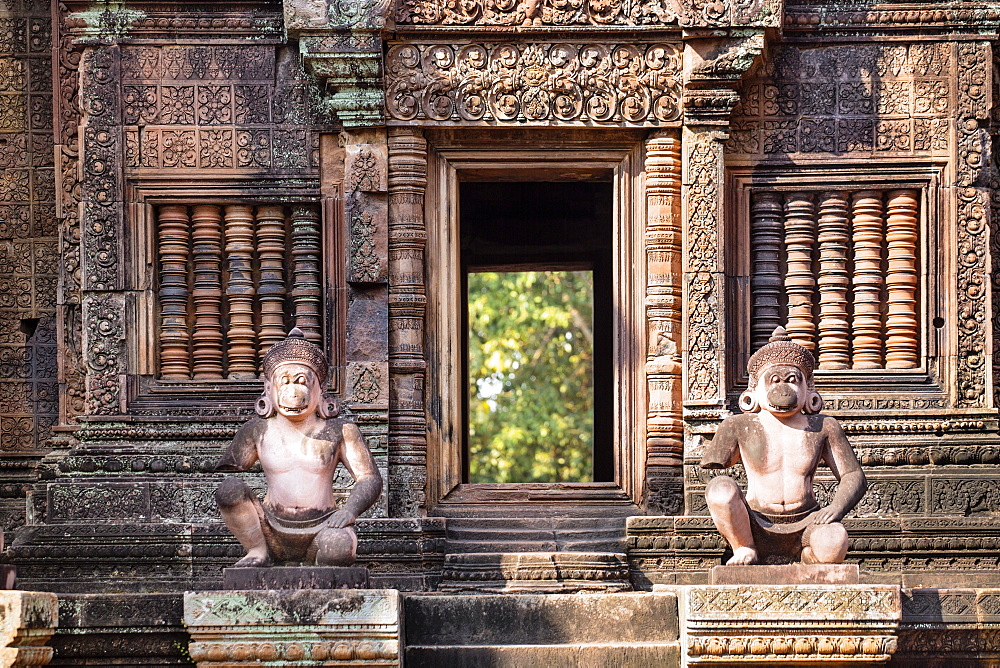 Detailed carving on the facade of a temple at Banteay Srei in Angkor, UNESCO World Heritage Site, Siem Reap, Cambodia, Indochina, Southeast Asia, Asia