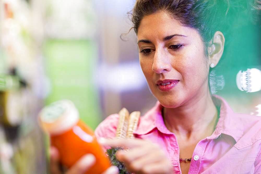 Hispanic woman shopping at grocery store