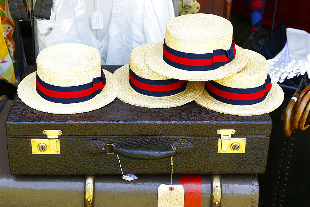 Straw hats on old-fashioned briefcase