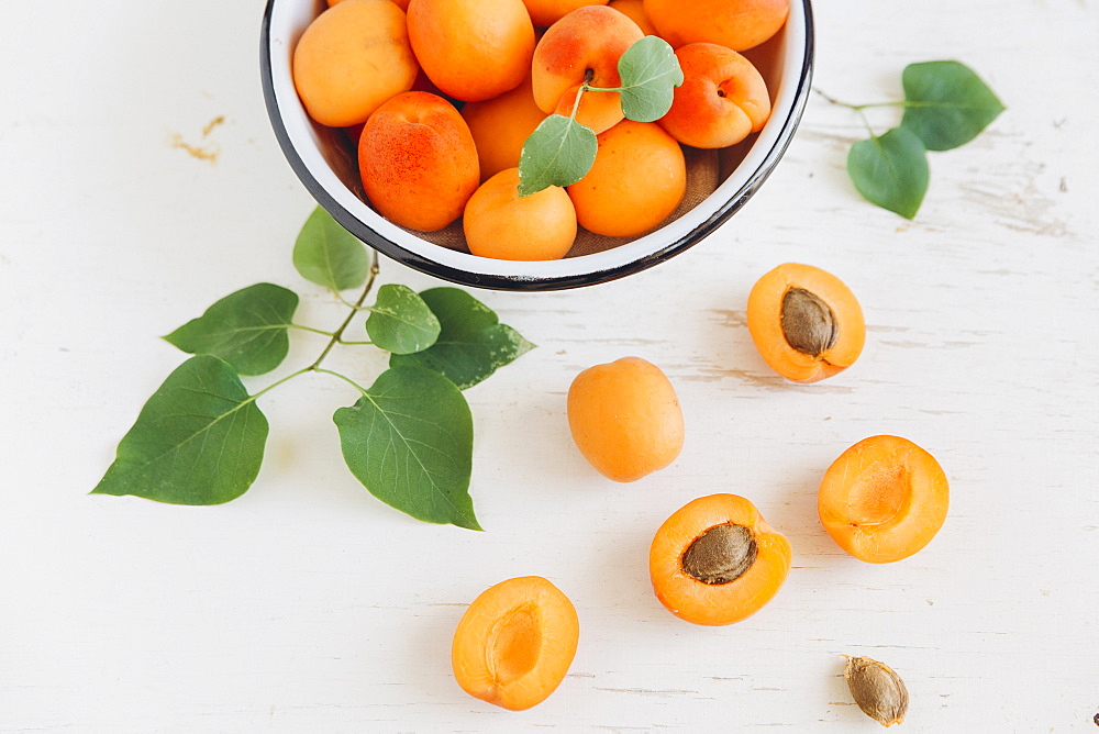 Apricots in bowl