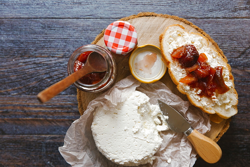 Preserves and cheese on bread