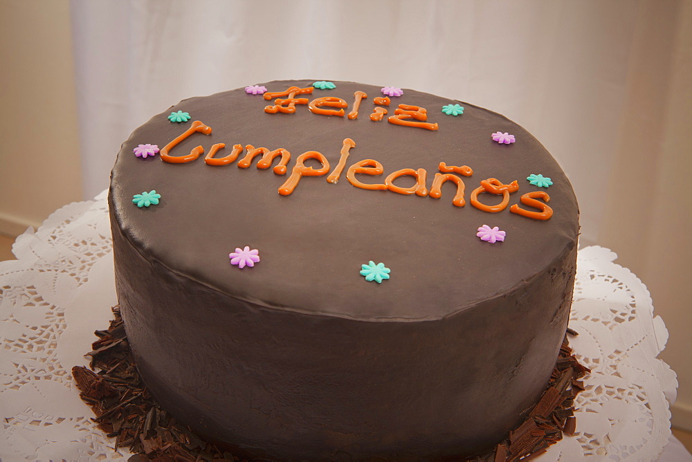 Chocolate birthday cake in Spanish