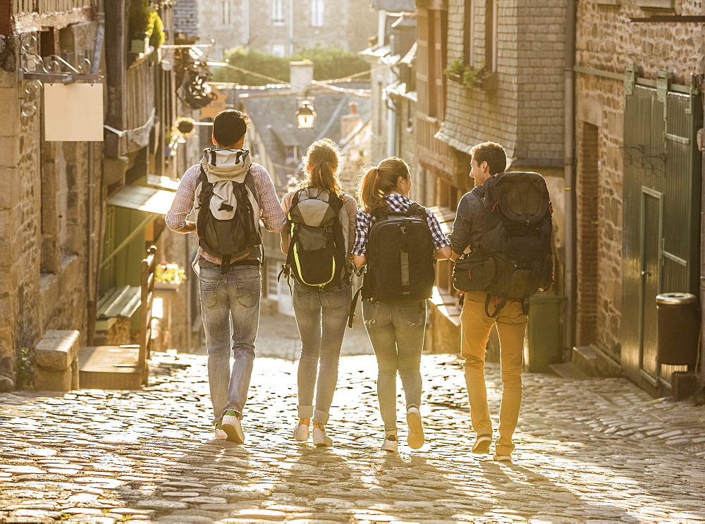 Friends backpacking in city