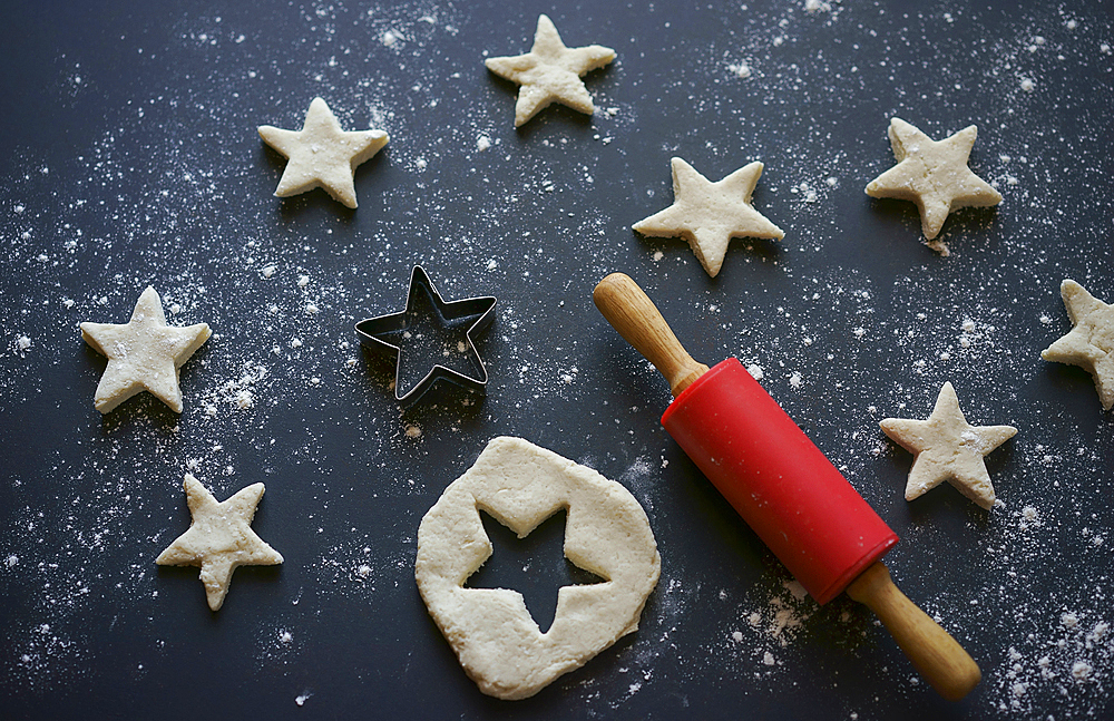 Rolling pin and star-shaped pastry cutter for cookies