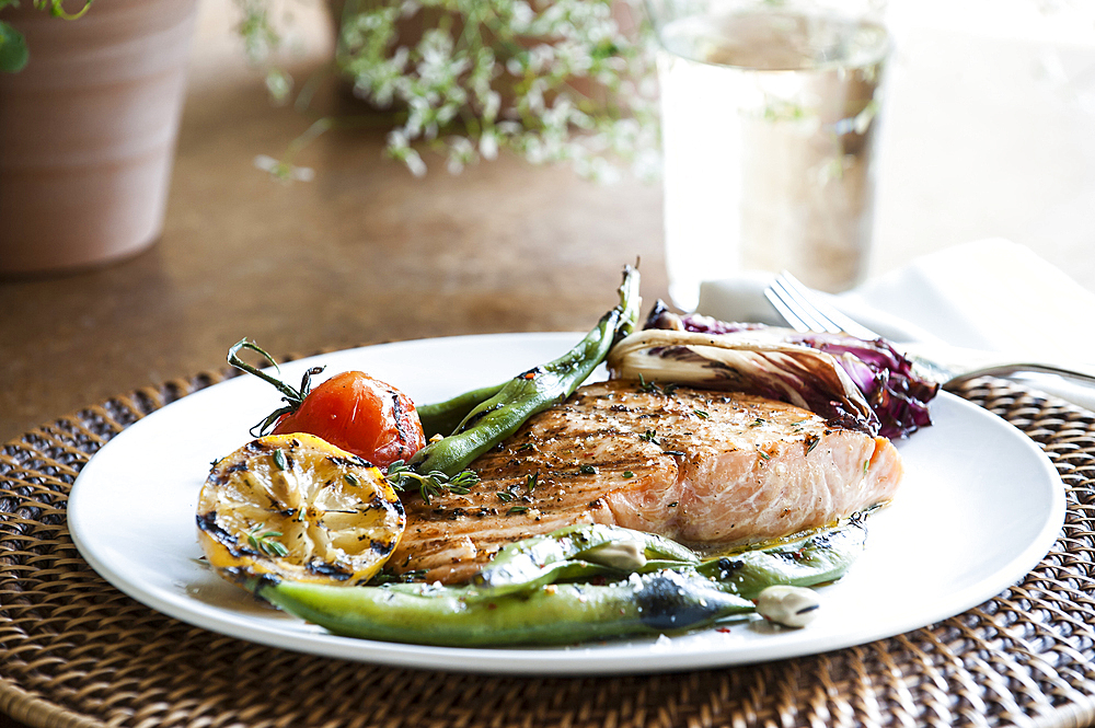 Grilled salmon with tomato, lemon and green beans