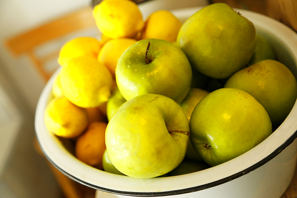 Bowl of apples and lemons