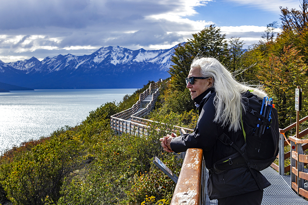 Argentina, Santa Cruz, El Calafate, Woman looking at Perito Moreno glacier from walkway