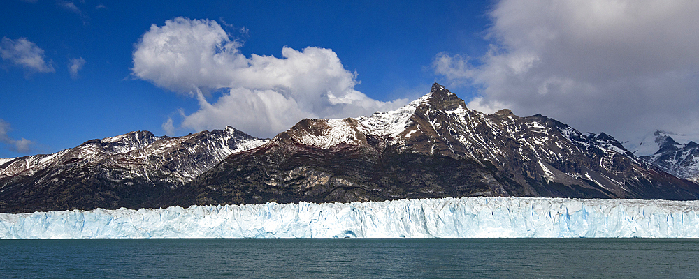 Argentina, Santa Cruz, El Calafate, Clouds over lake and mountains with Perito Moreno Glacier