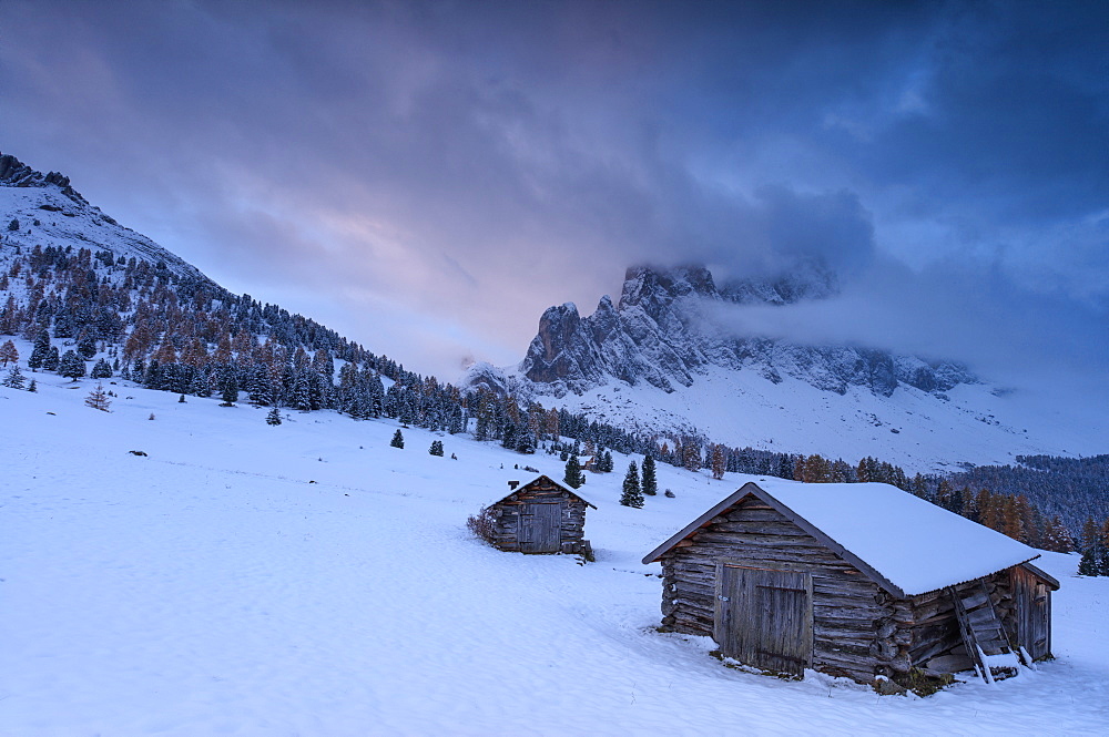 Pink clouds at dawn on the Odle and hut covered with snow, Malga Caseril,  Funes Valley, South Tyrol, Dolomites, Italy, Europe