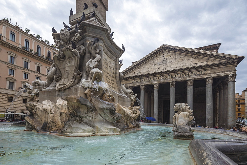 The fountain with statues frames the ancient temple of Pantheon, UNESCO World Heritage Site, Rome, Lazio, Italy, Europe