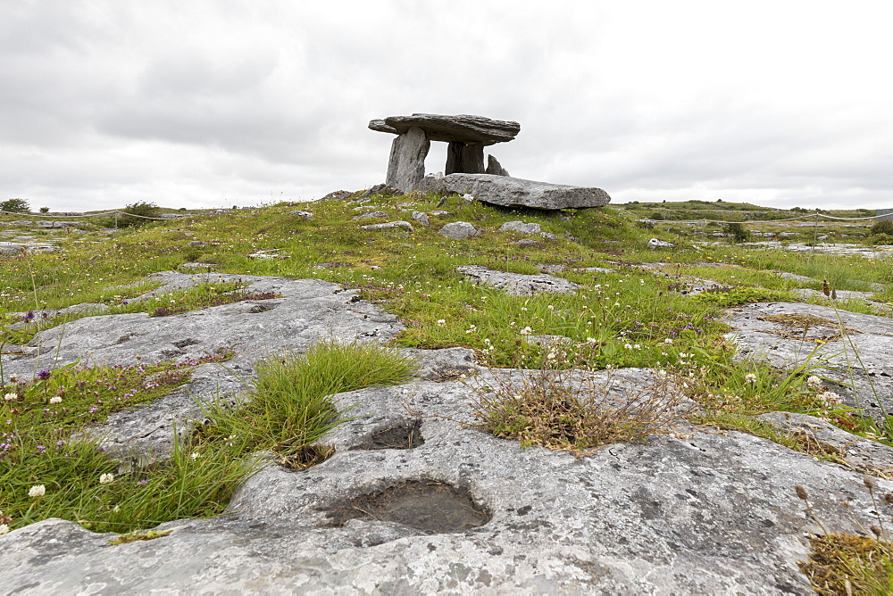 Poulnabrone Dolmen, The Burren, County Clare, Munster, Republic of Ireland, Europe