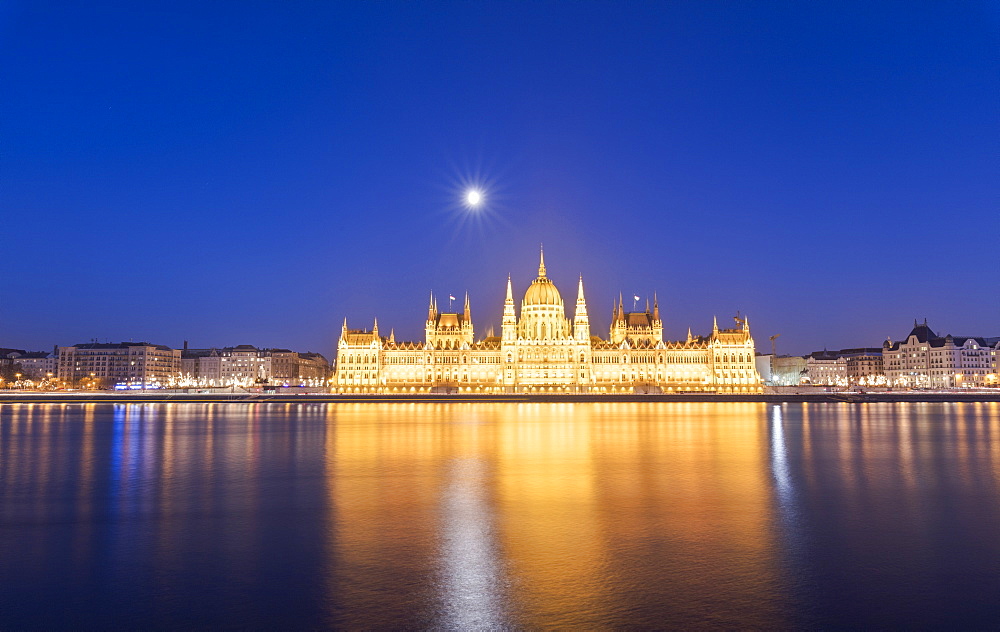 Parliament Building and River Danube at dusk, Budapest, Hungary, Europe