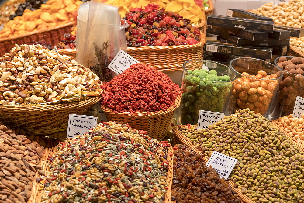 Pistachio and goji berries, La Boqueria Market, Ciudad Vieja, Barcelona, Catalonia, Spain, Europe