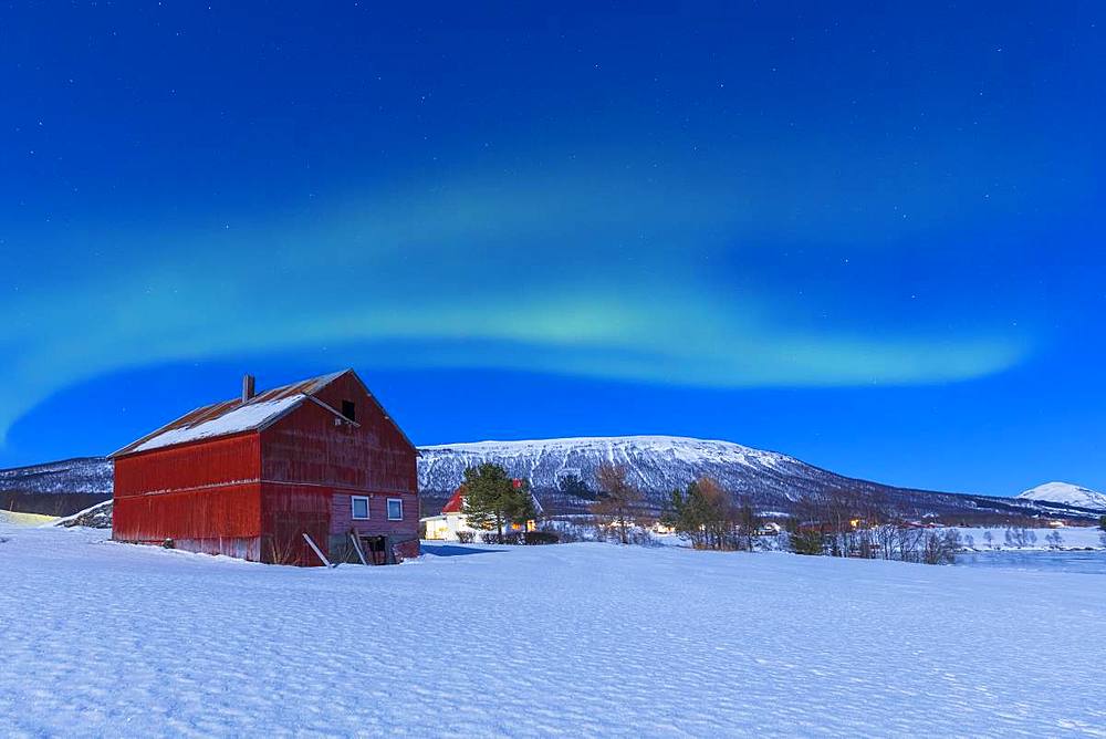 Northern Lights (Aurora borealis) over Lyngen Alps and typical rorbu, Storsteinnes, municipality of Balsfjord, Troms county, Norway, Scandinavia, Europe