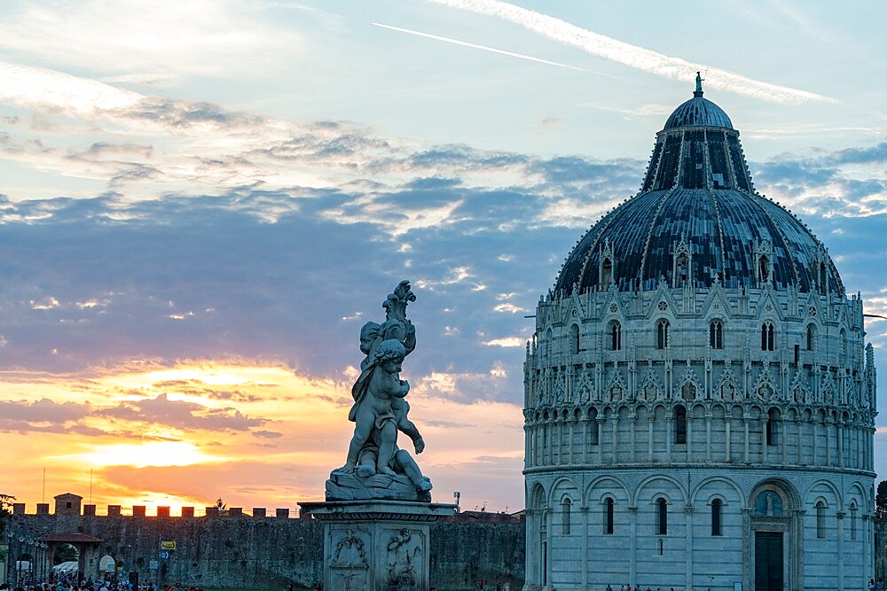 Statues and dome of the Baptistery at sunset, Piazza dei Miracoli (Piazza del Duomo), UNESCO World Heritage Site, Pisa, Tuscany, Italy, Europe