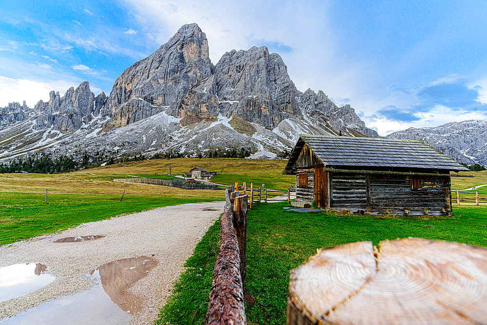 Mountain hut on footpath towards majestic Sass De Putia mountain, Passo Delle Erbe (Wurzjoch), Dolomites, South Tyrol, Italy, Europe