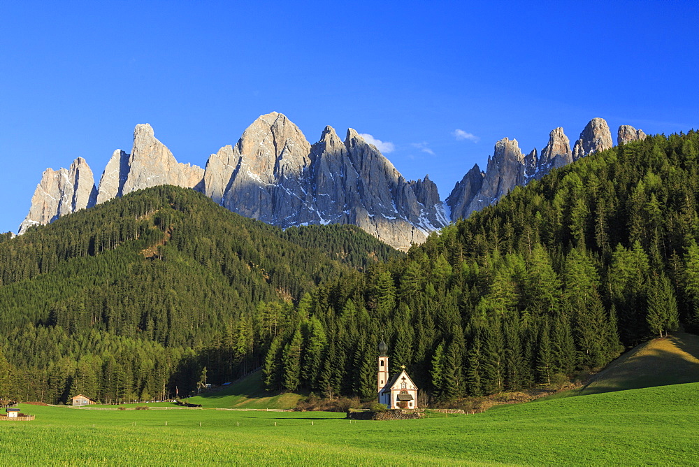 The Church of Ranui and the Odle group in the background, St. Magdalena, Funes Valley, Dolomites, South Tyrol, Italy, Europe