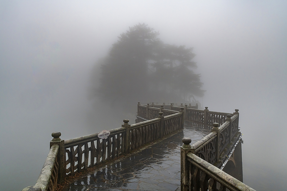 Fog, Mount Lu (Lushan), UNESCO World Heritage Site, Jiujiang, Jiangxi, China, Asia