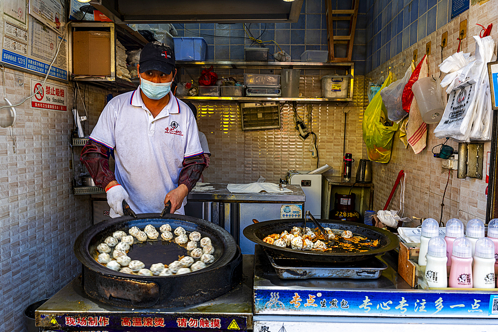 Man cooking local Fujian food, Quanzhou, Fujian, China, Asia