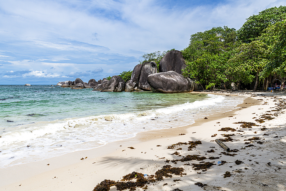 Huge granite rocks on Tanjung Kelayang Beach, Belitung island off the coast of Sumatra, Indonesia, Southeast Asia, Asia