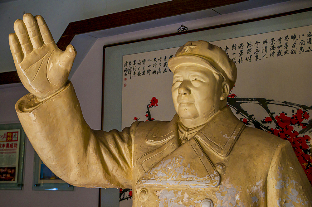 Statue of Mao, int the historic old town of Pingyao (Ping Yao), UNESCO World Heritage Site, Shanxi, China, Asia